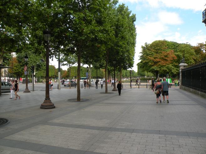  arrivée vers les rond point des Champs Elysées